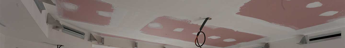 Plafond isolé et plaqué