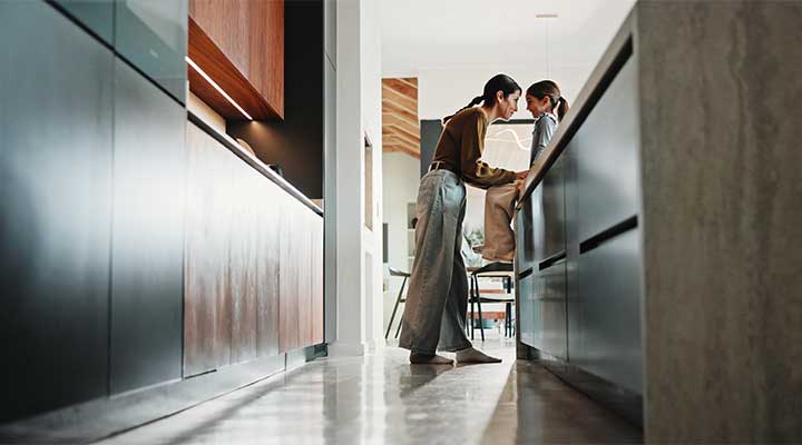 Mère et fille dans la cuisine ouverte de l'appartement