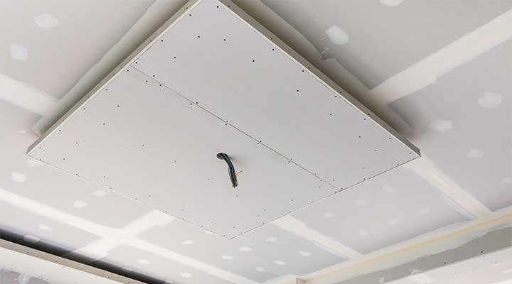 Plaquage après isolation de plafond